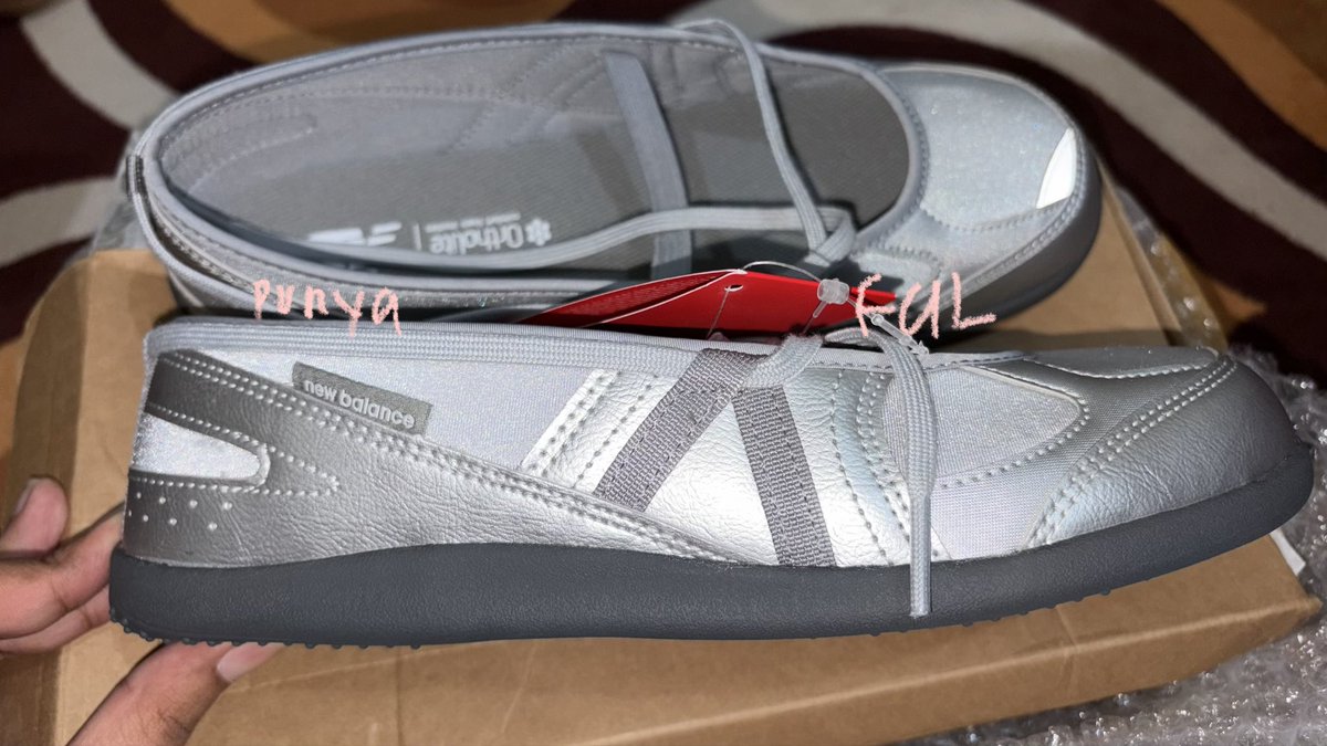 yeppioe's tweet photo. #wts #zonauang 

– sepatu new balance flat breeze silver (eksklusif south korea)
– size 250
– new with box &amp; ori
– shopee ok
💰 1.8jt (nego tipis)
📍 sby

dicoba sekali dijual krn kebesaran https://t.co/XaVUAJxQpn