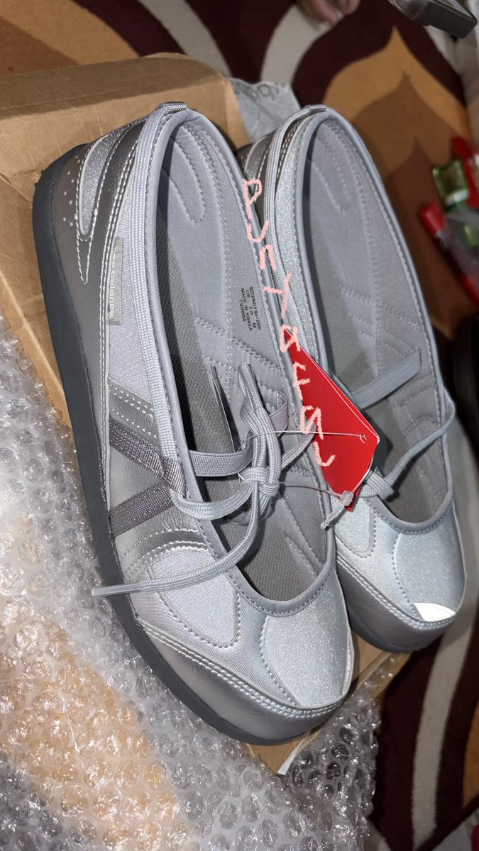 yeppioe's tweet photo. #wts #zonauang 

– sepatu new balance flat breeze silver (eksklusif south korea)
– size 250
– new with box &amp; ori
– shopee ok
💰 1.8jt (nego tipis)
📍 sby

dicoba sekali dijual krn kebesaran https://t.co/XaVUAJxQpn