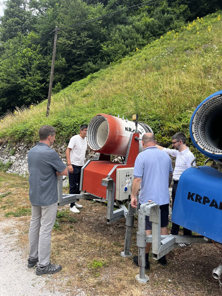 SimonTrussevich's tweet photo. Danes na službeni poti v Črni na Koroškem, kjer smo se v okviru Projekta White srečali s predstavniki družbe TechnoAlpin. Pogovor je tekel o morebitnem sodelovanju s slovenskim podjetjem, ki ga CorSapio zastopa kot ekskluzivni pravni, davčni in finančni svetovalec. https://t.co/3YOJhzbgvT