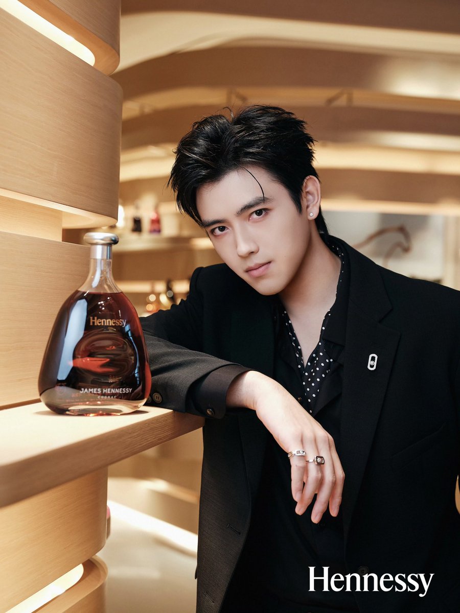 midnightjini's tweet photo. 비우가 Hennessy 앰버서더라니… 🥃
잠깐만요~ 😂
맥주, 막걸리, 와인에 이어… 이제는 꼬냑의 세계까지 입문해야 하는 건가요? 

Chen Feiyu becoming a Hennessy ambassador… 🥃
Wait a minute~ 😂
From beer, makgeolli, and wine… is cognac my next adventure?

비우가 Hennessy 앰버서더라니… 🥃
잠깐만요~ 😂
맥주, 막걸리, 와인에 이어… 이제는 꼬냑의 세계까지 입문해야 하는 건가?

Chen Feiyu becoming a Hennessy ambassador… 🥃
Wait a minute~ 😂
From beer, makgeolli, and wine… is cognac my next adventure?

#ChenFeiyu #ArthurChen #진비우