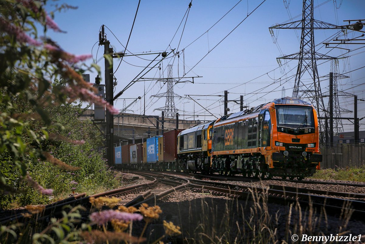 Bennybizzle1's tweet photo. #FlakeWatch 99006 with 66701 in tow operates 4M01 from London gateway to East Mids Gateway, my first shot of the 99s hauling a train.
@GBRailfreight https://t.co/Zjg861yshm