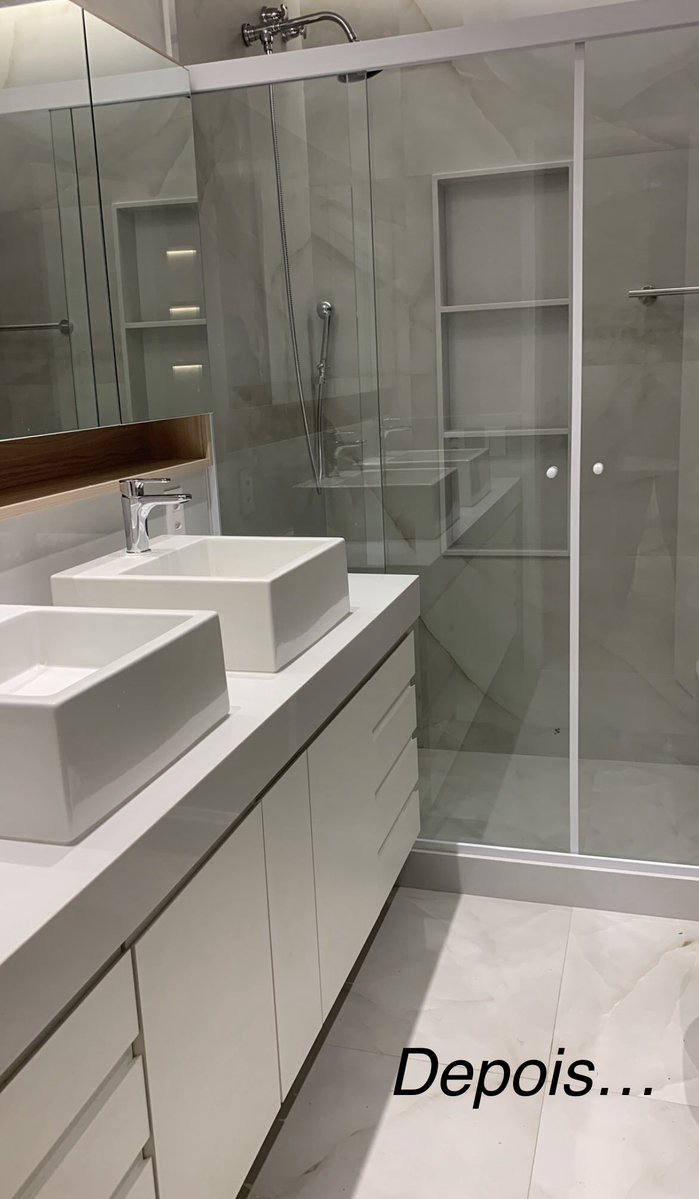 IsabelaSaramago's tweet photo. Reforma de um banheiro residencial.
A composição do uso de madeira clara com o porcelanato transmite um ambiente elegante e atemporal.
Minha autoria.
#DesignInspiration #HomeRenovation #interiordesignmasters https://t.co/iNlYT9g9Cv