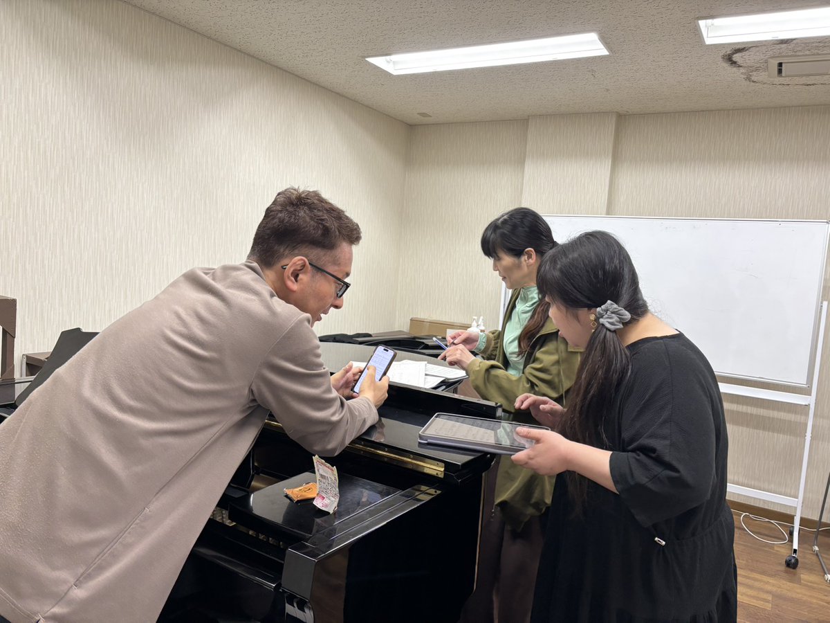 mayumi_ohno's tweet photo. ワタシニ2026 初歌稽古でした！
（A班＆C班）
肋骨骨折で残念ながら降板になってしまった直子さんも来てくださって😭、みんなで囲んで🤭📷✨笑

6時間に及ぶ歌稽古もあっという間！
いやー楽しかった🤩
明後日は芝居稽古！

会場チケット🎫
 https://t.co/JoSCyvaetW

 #ワタシニ 
 #アワリト https://t.co/q0D55PrBTo