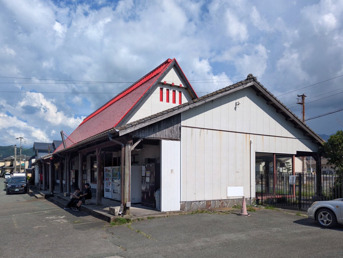 fukupedia18's tweet photo. JR豊肥本線の木造駅舎。旧肥後国一の宮・阿蘇神社の最寄り駅とあって「社殿を模した駅舎」と言われますが、扁額風の駅名板や注連縄などの演出を除くと、さほど神社らしさは感じません。
モデルになった建物があるとすれば、神社以外に2件が思い浮かびます。
🔹宮地駅（熊本県阿蘇市／1944・S19頃） https://t.co/OX5P6B0b1m