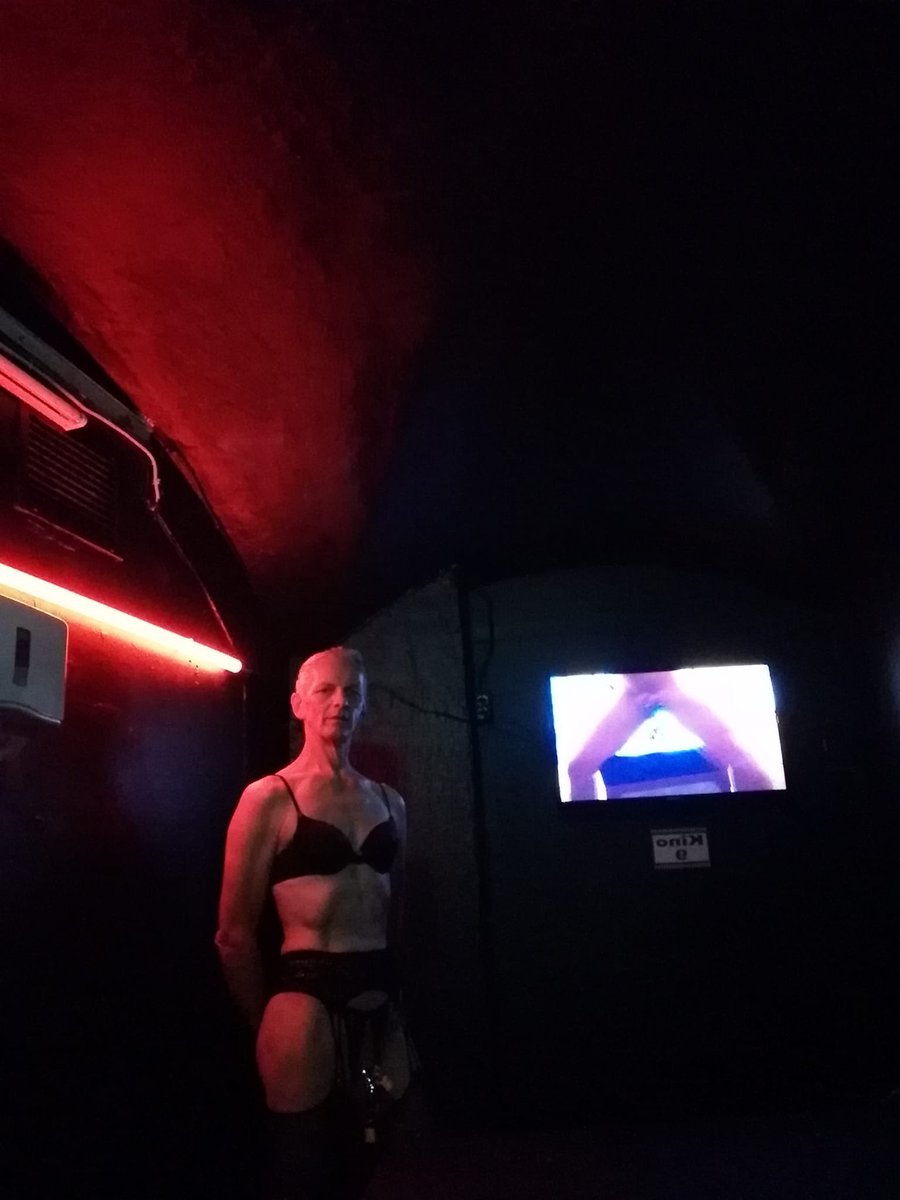 slavee2700's tweet photo. Wenn ihr es wollt, trifft sich die Hure auf Befehl auch im Pornokino und wird dort dann allen zur Verfügung stehen, WhatsApp-Kontakt : +49 1590 6759840 https://t.co/cgoBKWTEf8