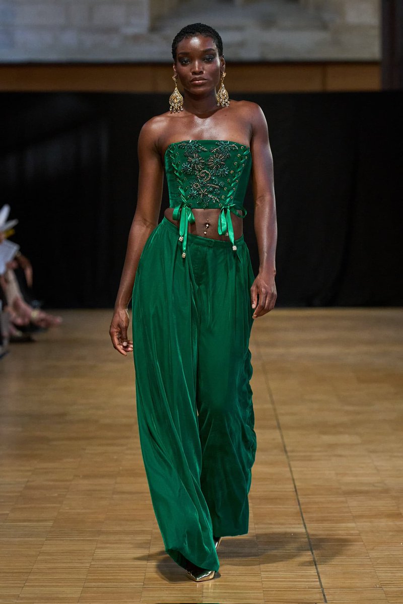 LaModeUnknown's tweet photo. This JEWEL-TONED glamour of ✨️Inclover✨️ Fall/Winter 2026 Couture.🪡

PS: classy &amp; heavily embellished. https://t.co/sBsfz6oe5g