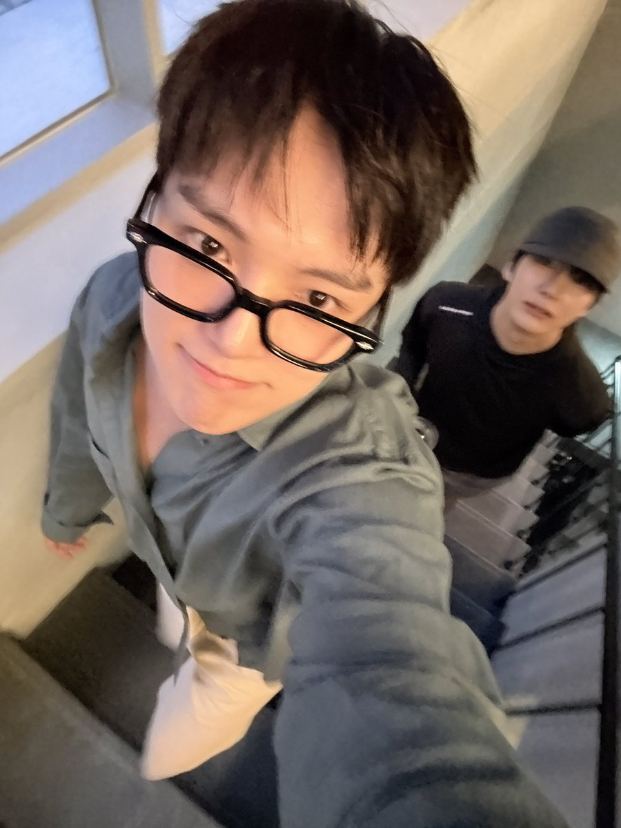 dayofyou's tweet photo. 얘들아 까푸즈 셀카왔따 ㅋㅋ https://t.co/TTxytTecvT