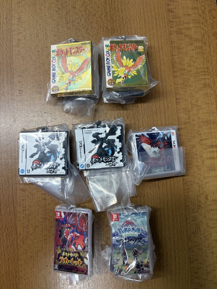waru669447's tweet photo. 【交換】
ポケモン パッケージ&amp;ゲームカード 
キーホルダーコレクション
【譲】
ゴールド、ホワイト、Y
スカーレット、アルセウス
【求】
赤、ルビー、パール、ブラック、サン
シールド、バイオレット

都内手渡し
複数まとめて、同年代での交換希望です。 https://t.co/RcLDCTrPzI