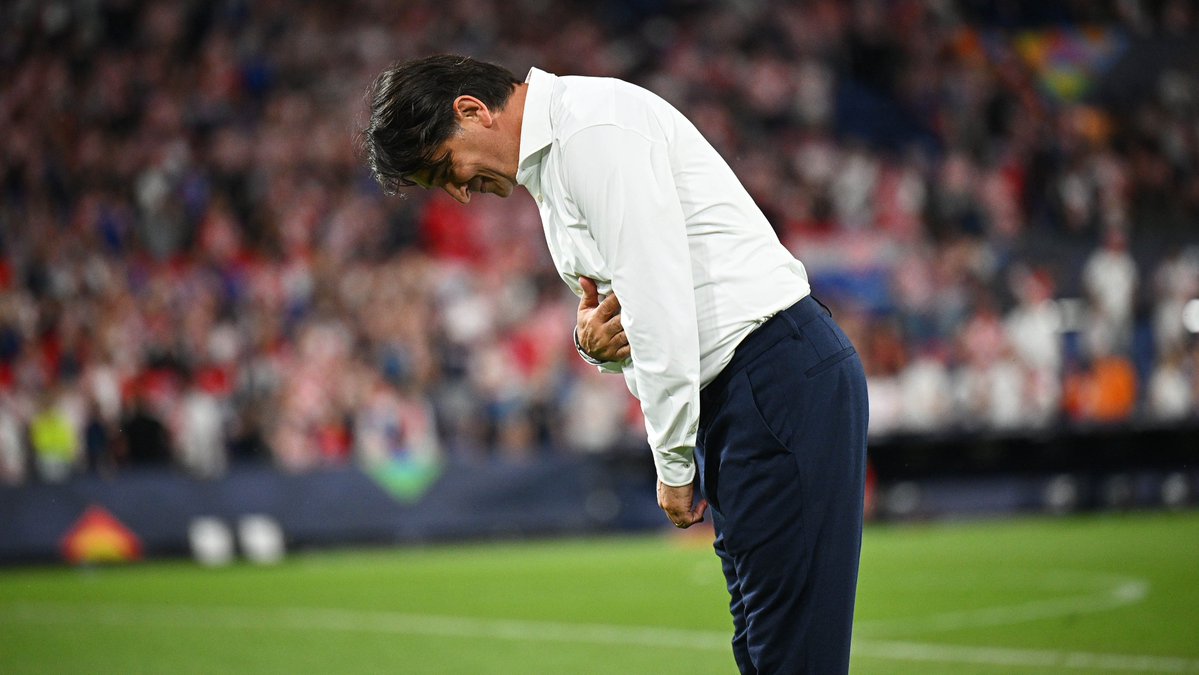 HNS_CFF's tweet photo. 💬 Zlatko Dalić | #HvalaDala

"Izbornička uloga zahtijeva puno teških odluka, ali ova mi je sigurno bila najteža. Uvijek sam govorio da nema veće časti od vođenja svoje reprezentacije, i da ne mogu imati važniji, odgovorniji i ljepši posao od ovoga. Kada sam preuzeo reprezentaciju, vjerovao sam i u igračku kvalitetu i u sebe, ali nisam se usudio ni sanjati da ćemo ostvariti sve što smo ostvarili u ovih skoro devet godina. Ne mogu opisati koliko sam ponosan na svaku pobjedu, na plasmane na velika natjecanja, na tri medalje, na velike noći hrvatskog nogometa poput one kada smo pobjeđivali Englesku ili Brazil na svjetskim prvenstvima, ali najviše na zajedništvo koje smo postigli unutar ekipe i s hrvatskim narodom, a kojima smo posebno svjedočili na onim nezaboravnim dočecima nakon osvojenih svjetskih medalja".

"Nemoguće je postići takve uspjehe bez kvalitete, uloženog truda i vjere u ono što radiš. Stoga od srca hvala svima koji su uložili svoje znanje i energiju u sve ovo što smo zajedno ostvarili - mojim trenerima i suradnicima u stožeru, liječnicima, fizioterapeutima, ekonomima i cijeloj logistici HNS-a koja nas je uvijek sjajno pratila. Hvala čelnim ljudima Saveza na podršci, hvala navijačima na nevjerojatnoj potpori koju smo imali na ovom putu, hvala i svim onim medijima koji su pomogli u stvaranju pozitivnog ozračja oko reprezentacije i pritom nas konstruktivno kritizirali. I u konačnici, hvala mojoj obitelji bez čije podrške ništa od ovoga za mene ne bi bilo moguće".

"Naravno, u svim tim uspjesima najvažniji su oni na terenu. Duboko sam privilegiran što sam imao priliku voditi tako sjajne nogometaše i kvalitetne ljude, od našeg kapetana Luke Modrića preko svih senatora koji su sa mnom bili još u Rusiji pa do mladih dečki koje smo uključivali u reprezentaciju i koji su putem preuzimali i još preuzimaju sve važnije uloge. Maksimalno sam im zahvalan što su stavljali Hrvatsku iznad svega, što su uvijek svojim ponašanjem, zalaganjem i pristupom pokazivali što je hrvatski kult reprezentacije. Hrvatska u svima njima ima svijetlu budućnost i dok god će im reprezentacija biti svetinja kao što je bila generacijama do sada - Hrvatska će biti snažna, konkurentna i kompetitivna protiv svakoga".

"Zahvaljujem predsjedniku Kustiću na iznimnoj podršci i odličnoj suradnji koju smo imali, kao i povjerenju da nastavim dalje. Podrška koju sam dobio posljednjih dana potaknula me da preispitam odluku o odlasku, no... vrijeme je. Koliko god i dalje osjećam ambiciju i želju da s Hrvatskom ispisujem nove uspjehe, osjećam da je ovo ispravan trenutak za zaključiti ovu nevjerojatnu eru. Odlazim ispunjenog srca i ponosan što sam dao svoj doprinos najvećim uspjesima hrvatskog nogometa u povijesti, a svom nasljedniku, hrvatskoj reprezentaciji i hrvatskom nogometu želim puno novih uspjeha u koje duboko vjerujem". 

#SkromanDolazak #NezaboravanPut #PonosanOproštaj | #Obitelj