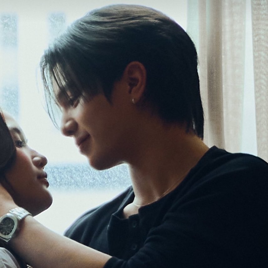 jakraptrv's tweet photo. THE SOFT TOUCH THE LOOK OF LOVE OH MY GODDDDDDDDD THE ACTOR YOU ARE WILLIAM JAKRAPATR… sumpah ya actingnya BAGUS BANGET. DARI FOTO AJA GW BISA TAU INI WILLI CINTA BANGET SAMA FREEN DISINI GITU LOH KEK?!?!?!??????!!! bangga banget aku pls 

#FlashbackWilliamjkp 
#williamjkp https://t.co/5iCkZGQuk5
