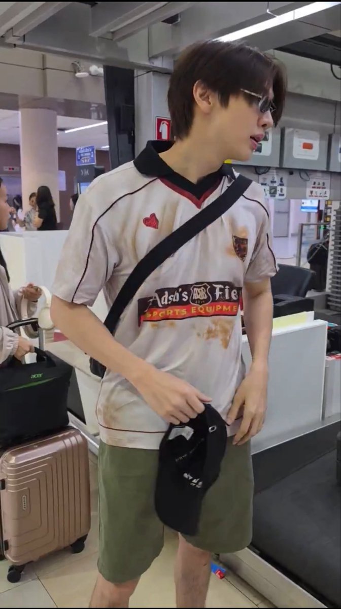 Zhang_ziwei's tweet photo. ถึงกับต้องไปหาว่า เสื้อเลอะมาตั้งแต่แรก หรือพี่มอไซค์ล้มเลอะเทอะมาเอง 5555555

#Maxky_rp https://t.co/sHAHW2RVuN
