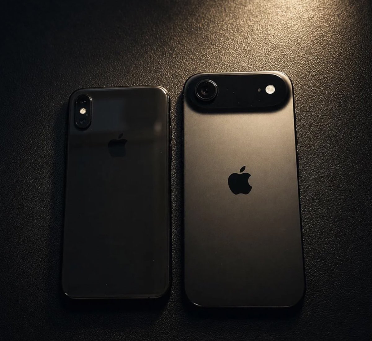 aravarora_'s tweet photo. iPhone X and iPhone Air are absolute masterpieces when it comes to design 🔥 https://t.co/r37J6GvbzI