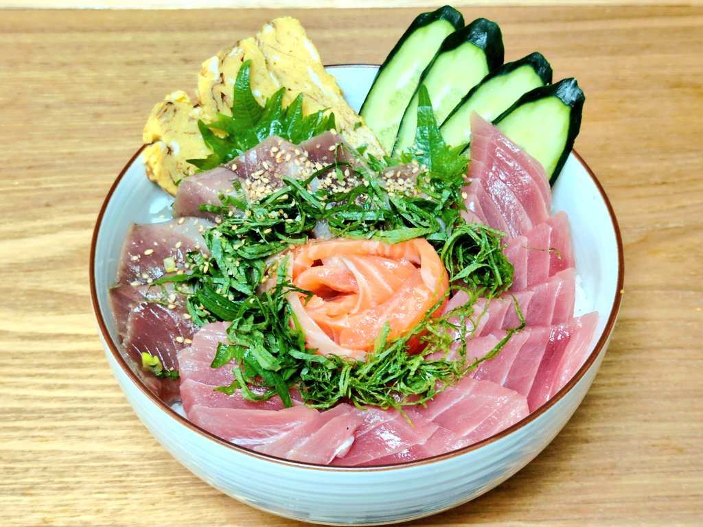 ZDM_G105's tweet photo. 今日の夕食は値引きのお刺身を集めた、海鮮丼🍣

玉子焼きと大葉とキュウリが余ったので、明日は余り物を使った冷やし中華にしよう🧐 https://t.co/3gsermyhfs