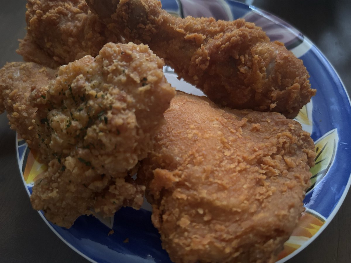 ewan19961's tweet photo. 今日からケンタッキーでレッドホットチキンとグリーンホットウィングが発売されたので買ってきて食べました
両方美味しいけど私はレッドホットチキン派です🌶️年中食べたい😋 https://t.co/gnII6zynq5