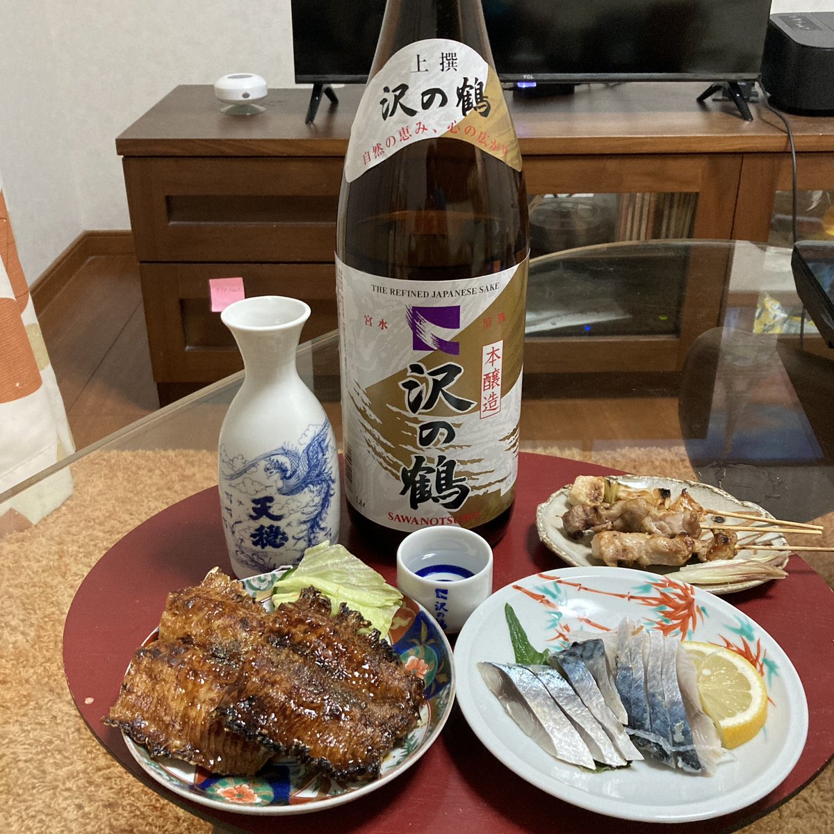 mori_ccc's tweet photo. 仕事帰りに商店街の魚屋と鶏屋で買ってきた肴たち。焼き鱧、しめ鯖、焼鳥に沢の鶴(上撰・本醸造)のお燗🍶商店街の惣菜に沢の鶴、うまいし、酒と肴の相性も最高だ。うまい肴と酒を飲んで、明日も頑張れる気がする☺️ https://t.co/r1gtrbtsct