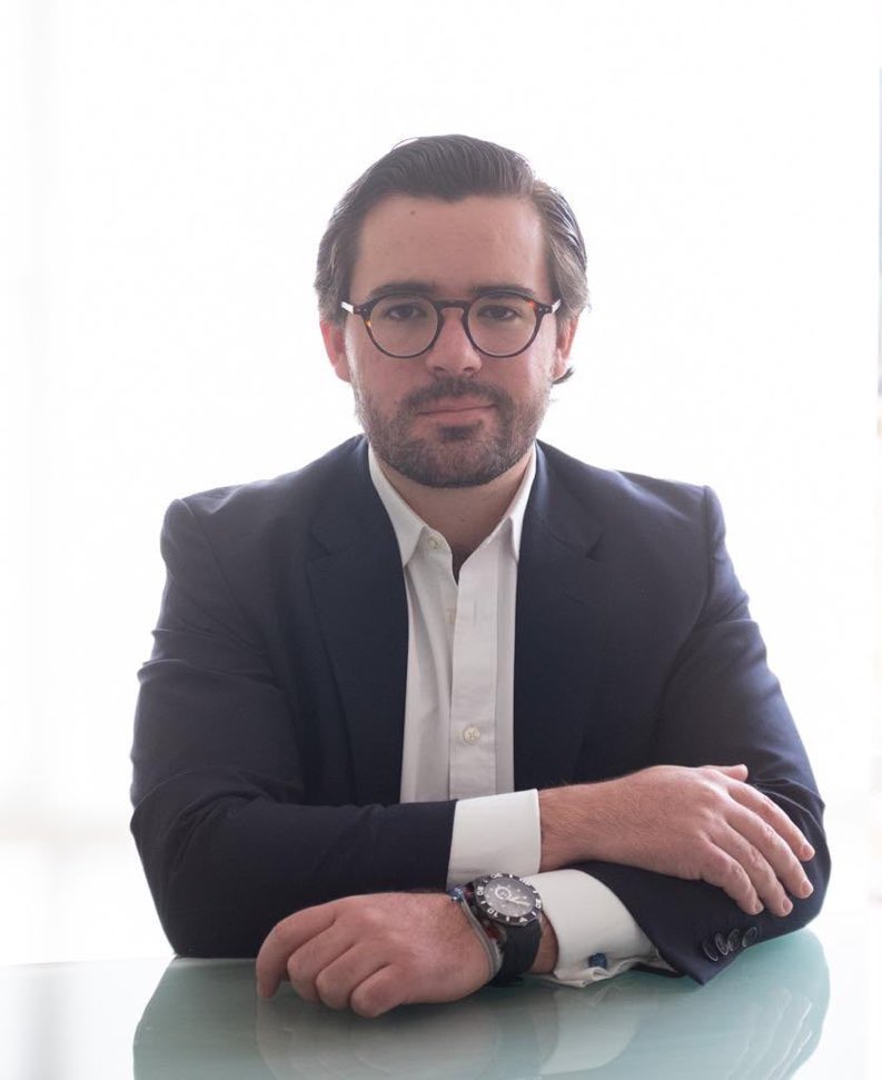 DianaSalinasP's tweet photo. Los conservadores del ala Laureanista, extremos y radicales, retornan:

El senador Enrique Gómez Hurtado: (nieto de Laureano Gómez y sobrino de Álvaro Gómez) mano derecha de ADLE en campaña, puso a su hno a dirigir Hacienda y a su sobrino de jefe de gabinete.

Los NUNCA, jaja. https://t.co/IGvkUIhhEt