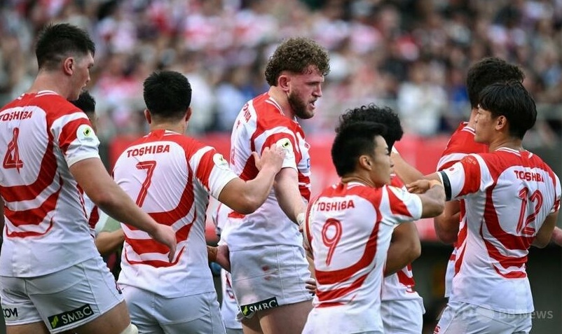New_Lenny5959's tweet photo. 成長は戦術を凌駕するのか

先日のイタリア戦。ニールJAPANが完勝しました。その試合でなんとなく感じたものを、改めて書いてみました。毎回書きますが、あくまで個人的な見解です。もしご興味あれば、ご覧ください。
----------
ラグビーという競技は、しばしば戦術によって語られる。

どのようなアタックシステムを採用するのか。どこでキックを使い、どこでボールを動かすのか。ハイテンポを目指すのか、それとも接点で圧力をかけ続けるのか。監督が代われば戦術は変わり、そのたびに「日本はどんなラグビーを目指すのか」という議論が繰り返されてきた。

だが、日本がイタリアを圧倒したネーションズチャンピオンシップ初戦を観ていて、頭に浮かんだのは、戦術という言葉ではなかった。

「選手は、ここまで成長したのか。」

その実感である。

日本は「超速ラグビー」を前面に押し出すことなく、エリアマネジメントを重視し、規律あるディフェンスで相手を封じ、無理な展開を避けながらフォワードで確実に得点を奪った。派手さはない。しかし、それは世界の強豪国が当たり前のように積み重ねてきた、極めて普遍的な勝利の形だった。

だが、そのラグビーが成立した理由を、戦術だけに求めるのは本質を見誤る。

戦術は、実行できる選手がいて初めて価値を持つ。

今回、日本代表には、その前提となる「世界基準の選手」が揃っていた。

スーパーラグビーという最前線で己を鍛え続けた原田衛は、スクラム、ブレイクダウン、フィールドプレーのすべてで高い基準を示した。ワーナー・ディアンズもまた、空中戦、運動量、コンタクトの強度において、日本代表の屋台骨として存在感を放つ。もはや彼らのプレーからは、「国内で活躍する選手」という枠組みを感じない。

齋藤直人は、TOP14で得た経験をそのまま試合へ持ち込んだ。ボールを速く出すことだけがスクラムハーフの仕事ではない。試合の呼吸を整え、相手を敵陣へ押し込み、80分という長い時間を設計する。その冷静さは、世界最高峰のリーグでしか身につかない財産である。

国内リーグで研鑽を積んだ選手たちも見事だった。

ベン・ガンターと下川甲嗣は、一つひとつの接点で身体を張り続けた。その献身があったからこそ、日本はイタリアの前進を止め続けることができた。

廣瀬雄也もまた、攻撃以上に守備で成熟を示した。危険な局面を未然に防ぎ、味方を生かし、自らも生きる。その判断力は、経験という名の時間が育てたものである。

彼らに共通するものは何か。それは、「海外組」と「国内組」という肩書ではない。

それぞれが、自分にとって最も厳しい環境を選び、その環境の中で成長してきたという事実である。

近年、日本代表は「どんなラグビーをするのか」が盛んに議論されてきた。もちろん、それは重要だ。しかし、本当に問うべきは別のことなのではないか。

「どんな選手を育てるのか。」

戦術は、学ぶことができる。海外の成功例を研究し、自分たちのチームへ取り入れることもできる。しかし、選手の成長だけは借りることができない。

世界最高峰で揉まれた経験。失敗を積み重ねながら獲得した判断力。プレッシャーの中でも揺るがない精神力。それらは一朝一夕に移植できるものではなく、一人ひとりが積み重ねた時間だけが生み出す財産である。

だからこそ、日本ラグビーが本当に目指すべきものは、「新しい戦術」を探し続けることではない。

スーパーラグビーへ挑戦する選手が増え、TOP14やPREMやURCで世界を知る選手が増え、リーグワンがさらに競争力を高める。その積み重ねによって、日本代表の選手層そのものを世界基準へ押し上げていくことである。

そうして育った選手たちなら、どんな戦術を与えられても実行できる。戦術が選手を強くするのではない。強くなった選手が、戦術を完成させるのである。

イタリア戦は、そのことを教えてくれた。勝利を導いたのは、奇抜なアイデアではなかった。長い時間をかけて積み重ねられた、一人ひとりの成長だった。

『戦術は借りられる。だが、成長は借りられない』

日本ラグビーが世界と肩を並べる日は、新しい戦術を見つけた日ではない。世界基準の選手たちが当たり前のようにピッチへ立つ日、その日なのである。