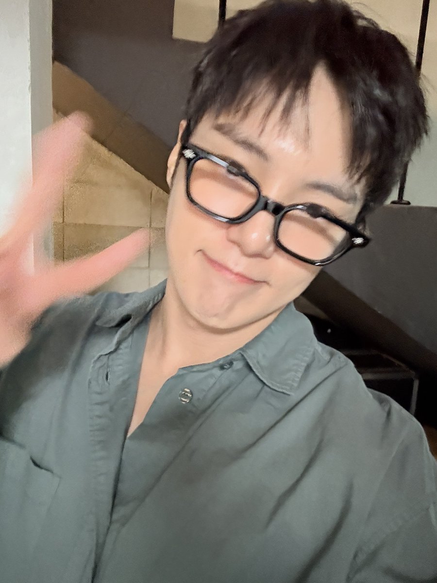 chwturtlex's tweet photo. minhyuk posted his selcas on bubble 🥹🥹 https://t.co/QK0QhsANIK