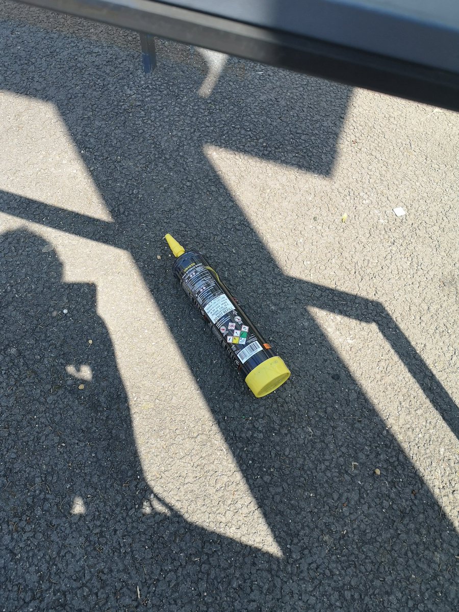 TheReal_SarahB's tweet photo. @PoliceMun @Ville_de_blr
Signalement depot sauvage parking à vélos Place de la gare d'1 bonbonne de protoxyde d'azote grande capacité. Objet sous pression inflammable. Des caméras de surveillance et des rondes de nuit seraient les bienvenues. https://t.co/0gM6ryt2Yn