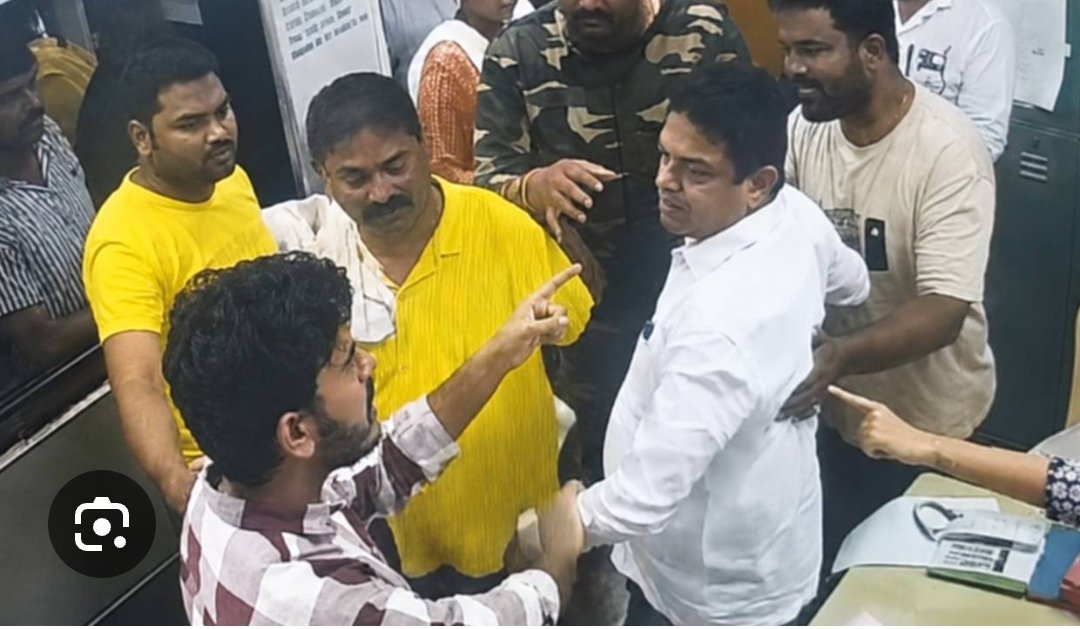 DhruvMundhraYT's tweet photo. Absolute Thugery by Shiv Sena!

Local Shiv Sena corporator Ramesh Mhatre and his goons ASSAULTS a doctor and nurses on duty at a hospital.

Reason?
They were told all NICU beds are full at that moment.

Q- Whose job is it to build more hospitals?
Ans- Ruling Party

Q- who is the ruling party?
Ans - Any guesses?
