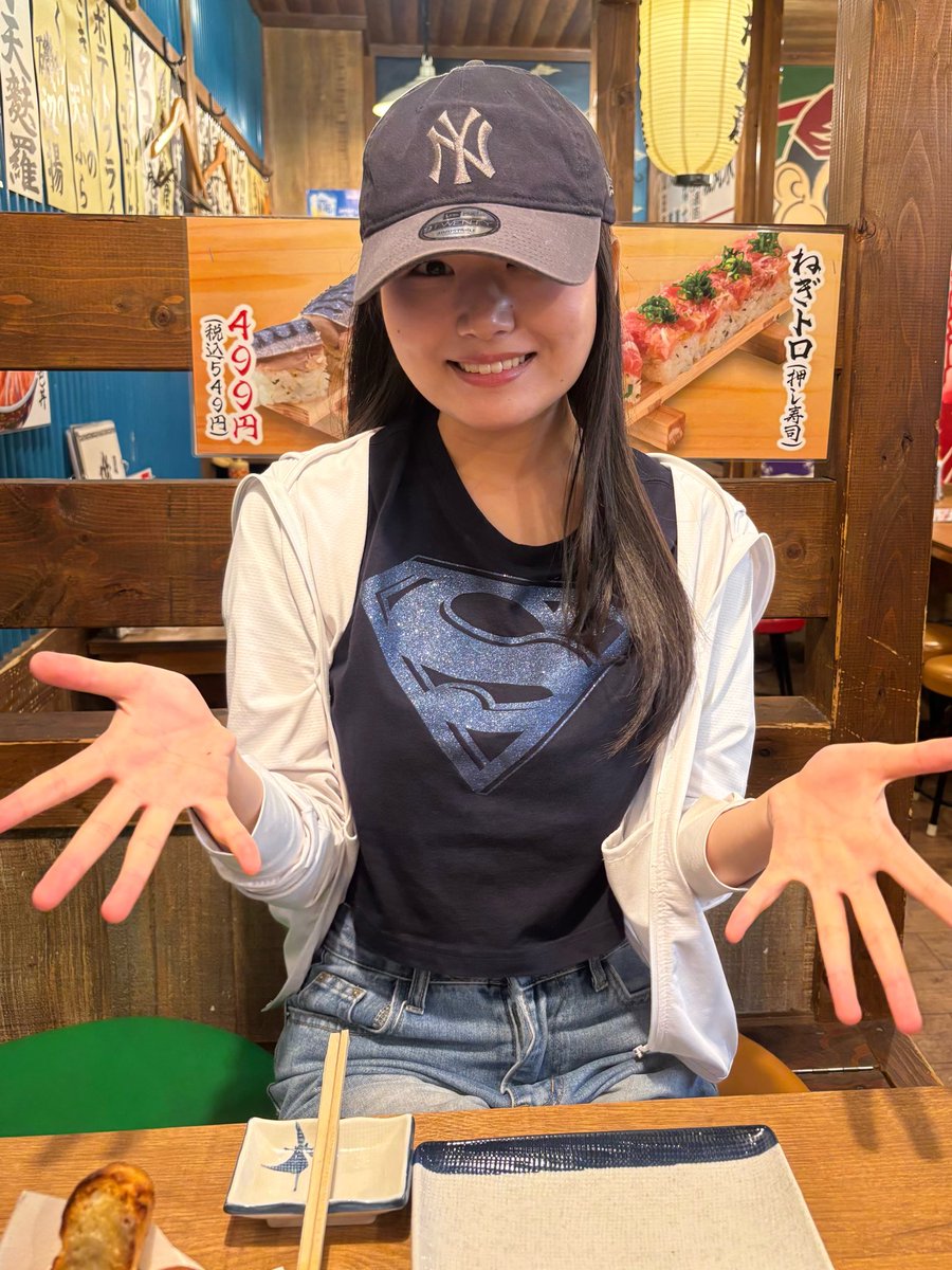 minori__non's tweet photo. ままが撮ってくれたお写真なのだけれど、美味しそうな食べ物達です！ジャーン✨️
ポーズをしているのにも関わらず肝心な食べ物はほぼ写っていなく娘の私がメインになっていて愛されすぎているなと思った1枚📸 https://t.co/8bWU7noDBg