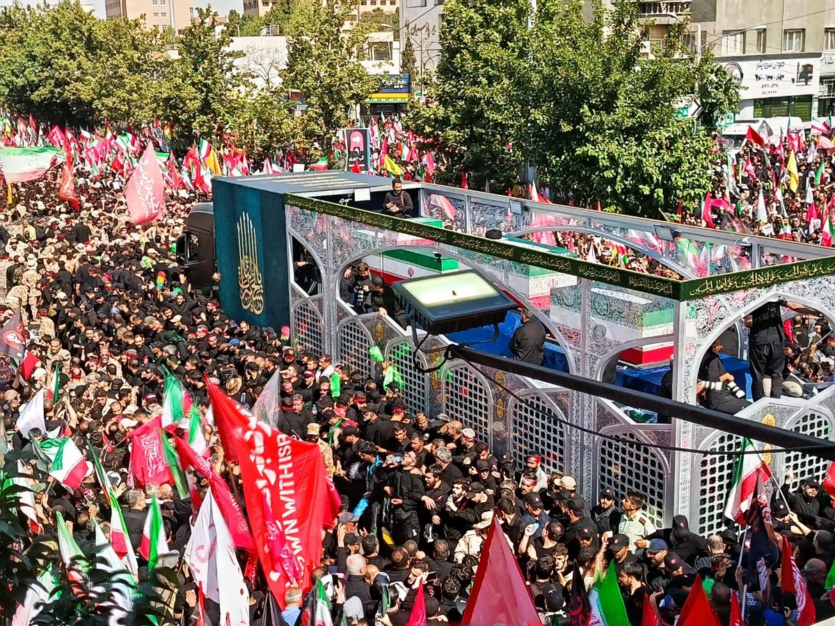 matwxp's tweet photo. #ابر_رویداد_معاصر رقم خورد. ۳ روز، ۹۰ ساعت وداع و تشییع بی‌نظیر رهبر شهید ایران، با حضور میلیونی مردم از ایران و ۱۰۰ هیات از کشورهای جهان. نظم، امنیت و شکوهی که حتی رسانه‌های خارجی را به اعتراف واداشت. یک رکورد تاریخی در قلب تهران ثبت شد. به امان الله یا قائد شهید... https://t.co/ylpFl96lFJ