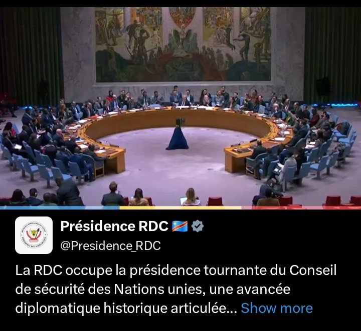 MulengeMediaNet's tweet photo. #BREAKINGNEWS
#RDC nka kimwe mu bihugu bidahoraho bigize akanama kumutekano ka loni, yahawe kuyobora inama iri kubera muri Loni, iri kuba aka kanya, aho ubundi ibihugu bigize ako kanama k'Umutekano k'Umuryango w'Abibumbye (Loni),  bigenda bisimburana. 

Kuri uyu wa gatatu rero RDC Iyoboye iyi nama mpuzamahanga muri loni, Ibi rero bifatwa nk'intambwe ikomeye mu rwego rwa dipolomasi rwiki gihugu.

Mu buyobozi bwa kongo rero muri izo nshingano, bafite intego igira iti:
"Amahoro menshi, ubutabera bwinshi, iterambere rirushijeho, ndetse n'ubufatanye mpuzamahanga burushijeho gukomera."

Binyuze muri izi nshingano, RDC ubundi ishaka guteza imbere amahoro, kurwanya akarengane, gushimangira iterambere rirambye no gukomeza ubufatanye hagati y'ibihugu mu gukemura ibibazo byugarije isi, nkuko RDC ibitangaza.
@Presidence_RDC @Com_mediasRDC @PatrickMuyaya