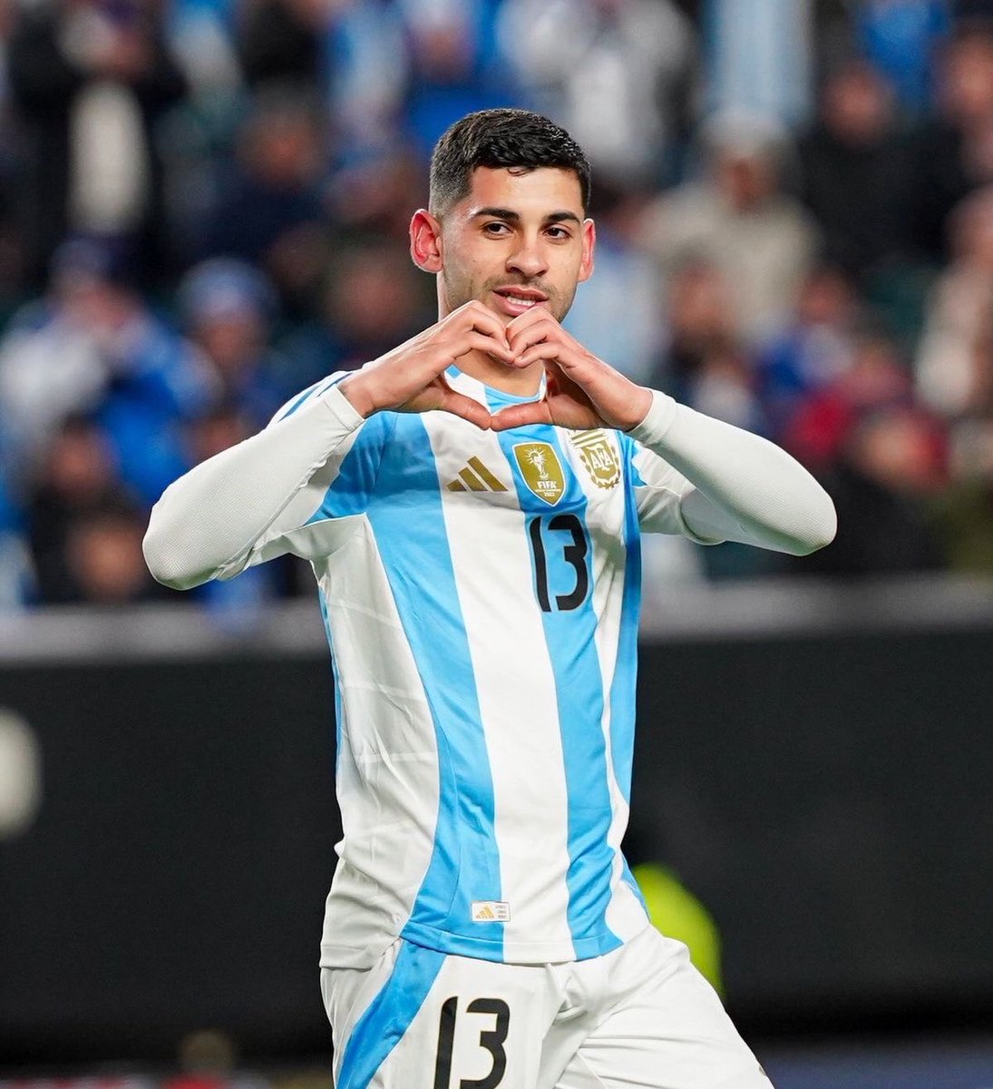 Tobs_fc's tweet photo. Lisandro Martinez didn’t play up to 15 games for Man United this season while Romero told Tottenham he needed a break mid season. 

Okay I understand it now. 😭😭 https://t.co/qBDI5VladB