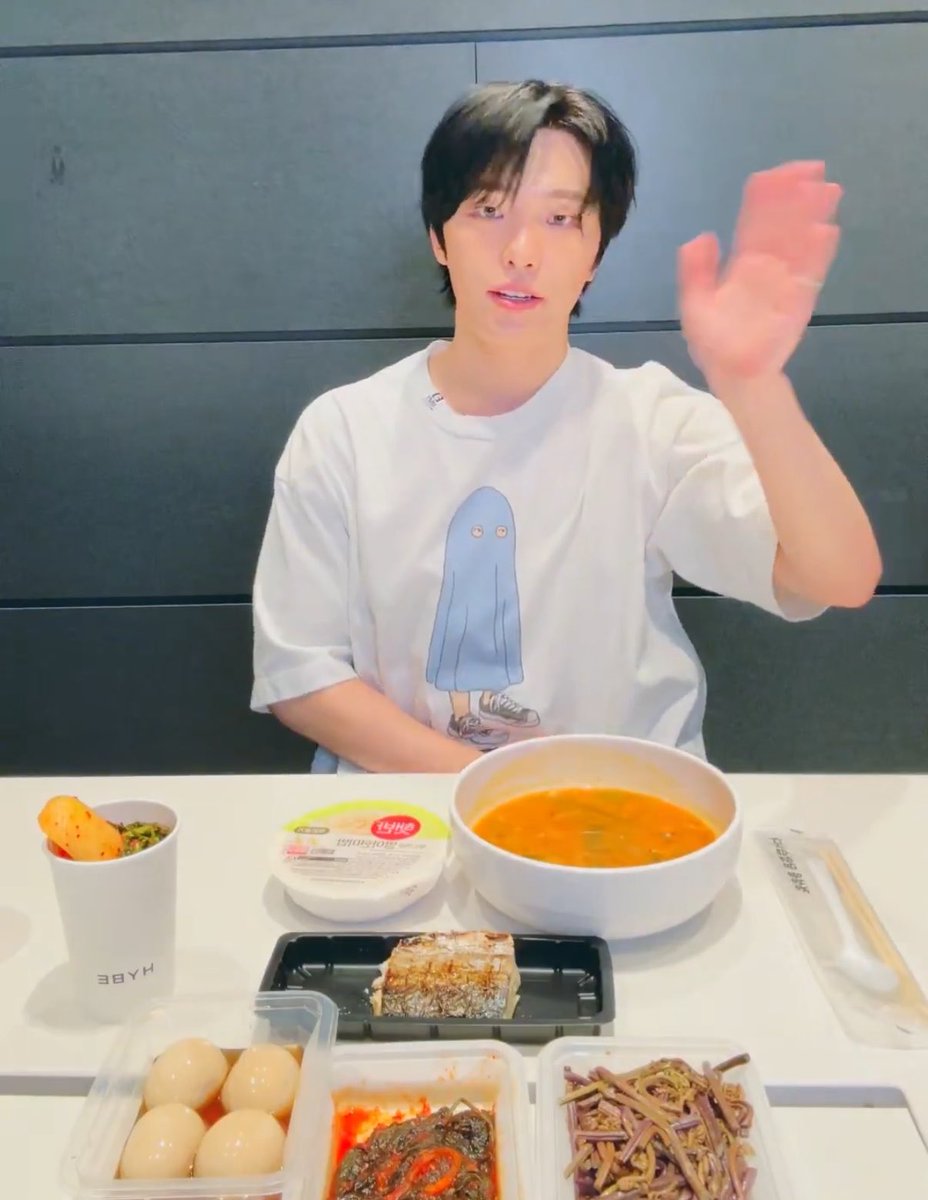 wonubliss's tweet photo. eat well, dino! 🤍🥢 https://t.co/yCEci8KyFA