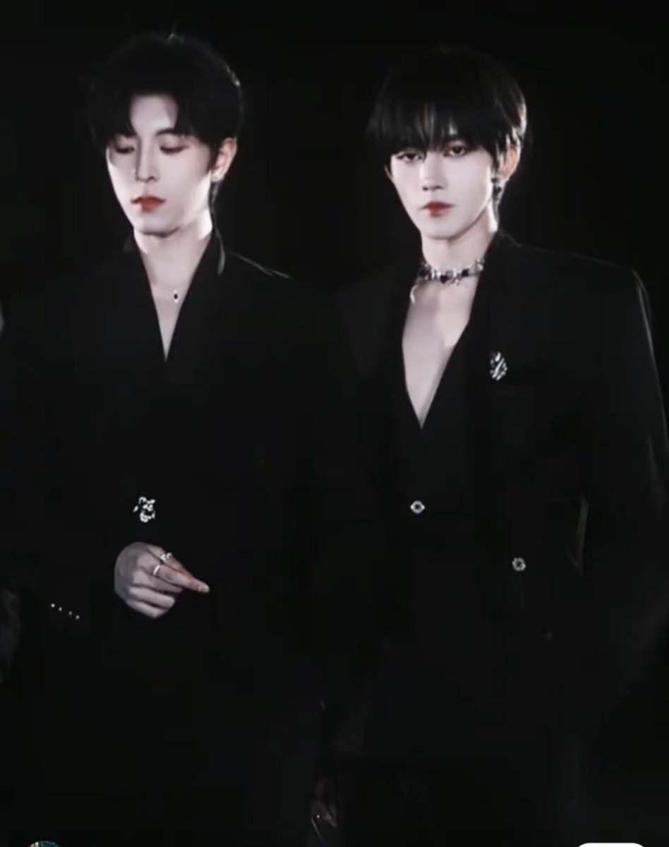 babebiiyou's tweet photo. 1998                                 1999
185 cm                          183 cm
Fujian🇨🇳                        Fujian🇨🇳
Extrovert                     Introvert
Handsome                    Pretty
Bottom                           Top
🐯                                      🦊
🌋                                      🧊