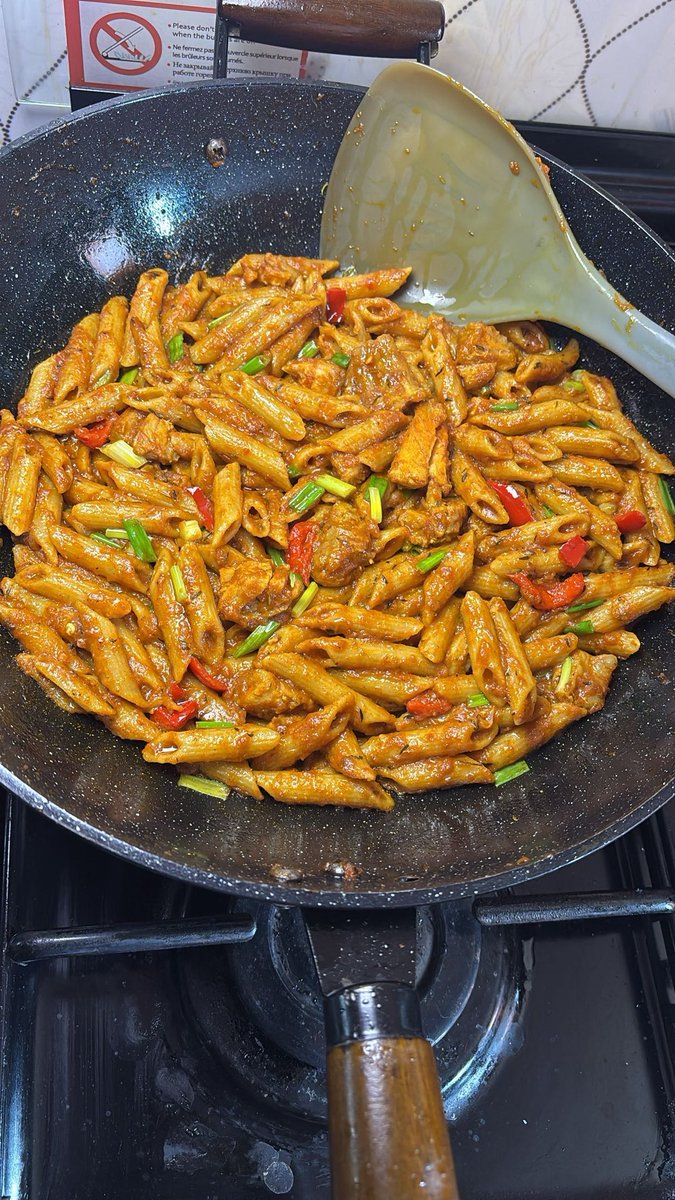 UrglyGramm's tweet photo. I’m in the kitchen making Turkey penny pasta and grilled turkey, people wey no dey smoke can’t afford this type of meal 💔 https://t.co/5eBfmjtqpX