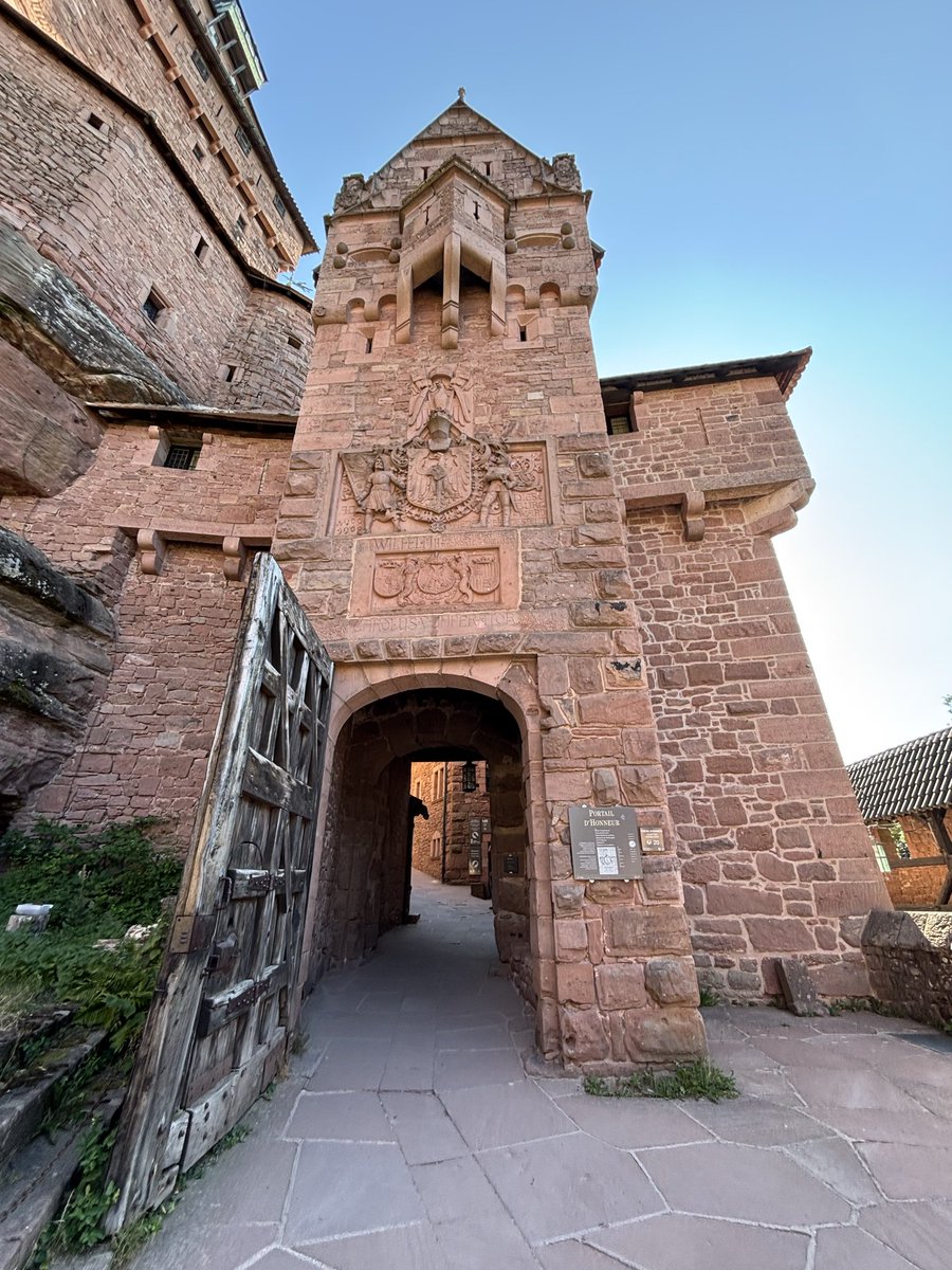 ChrisdEpinal's tweet photo. Haut-Koenigsbourg 
Entrée https://t.co/a76eAYx9Kz