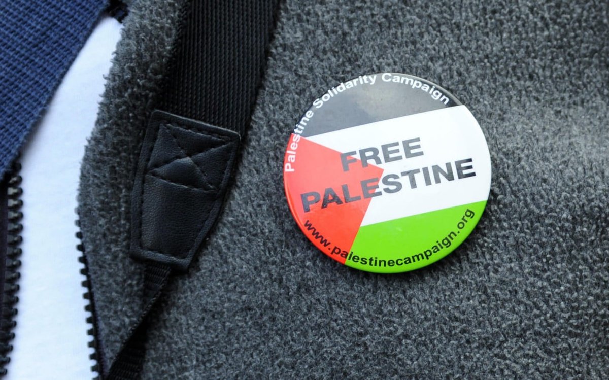 TheCradleMedia's tweet photo. UK rail operator bans staff from wearing Palestine solidarity badges following legal pressure
——
London North Eastern Railway has prohibited its staff from wearing badges supporting Palestine while on duty after receiving a complaint from the pro-Israel advocacy group UK Lawyers for Israel. 

According to Middle East Eye, the organization argued that such symbols could create a hostile environment for Jewish, Israeli, and Zionist passengers, citing the Equality Act 2010 to request the removal of the pins.

In response, LNER managing director David Horne confirmed that the company has taken appropriate steps to enforce its existing uniform policy. The operator stated that staff members are restricted to wearing company-issued items or official trade union logos, and that employees have been reminded that unauthorized political messaging is prohibited while representing the business.

This development follows broader efforts in the United Kingdom to restrict displays of solidarity with Palestinians in professional settings. Similar scrutiny has recently impacted the National Health Service, where government advisers have recommended that staff be banned from wearing political symbols or attending protests while in uniform.