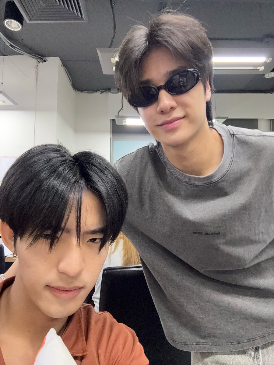 promkcy's tweet photo. ประธานรุธมาตรวจงานถึง GmmTheeV เลย
#GoodBoySeries 
#promkcy #lukeso https://t.co/rLPpGHZ0d7