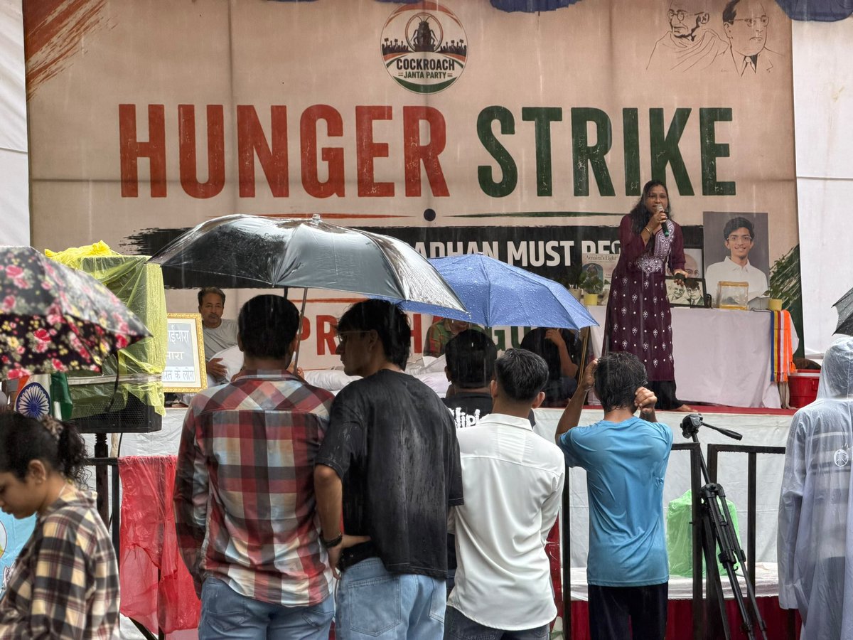 Cockroachisback's tweet photo. Rain and Dharmendra Pradhan continue to test the resilience of protesters at Jantar Mantar..

But guess who’s winning! https://t.co/cAWXghAIQa