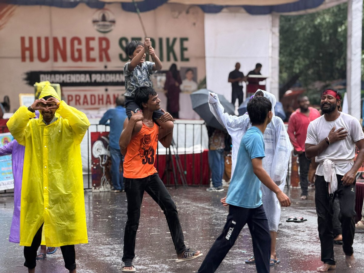 Cockroachisback's tweet photo. Rain and Dharmendra Pradhan continue to test the resilience of protesters at Jantar Mantar..

But guess who’s winning! https://t.co/cAWXghAIQa