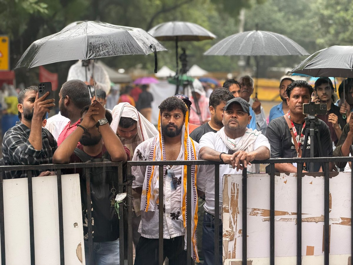 Cockroachisback's tweet photo. Rain and Dharmendra Pradhan continue to test the resilience of protesters at Jantar Mantar..

But guess who’s winning! https://t.co/cAWXghAIQa