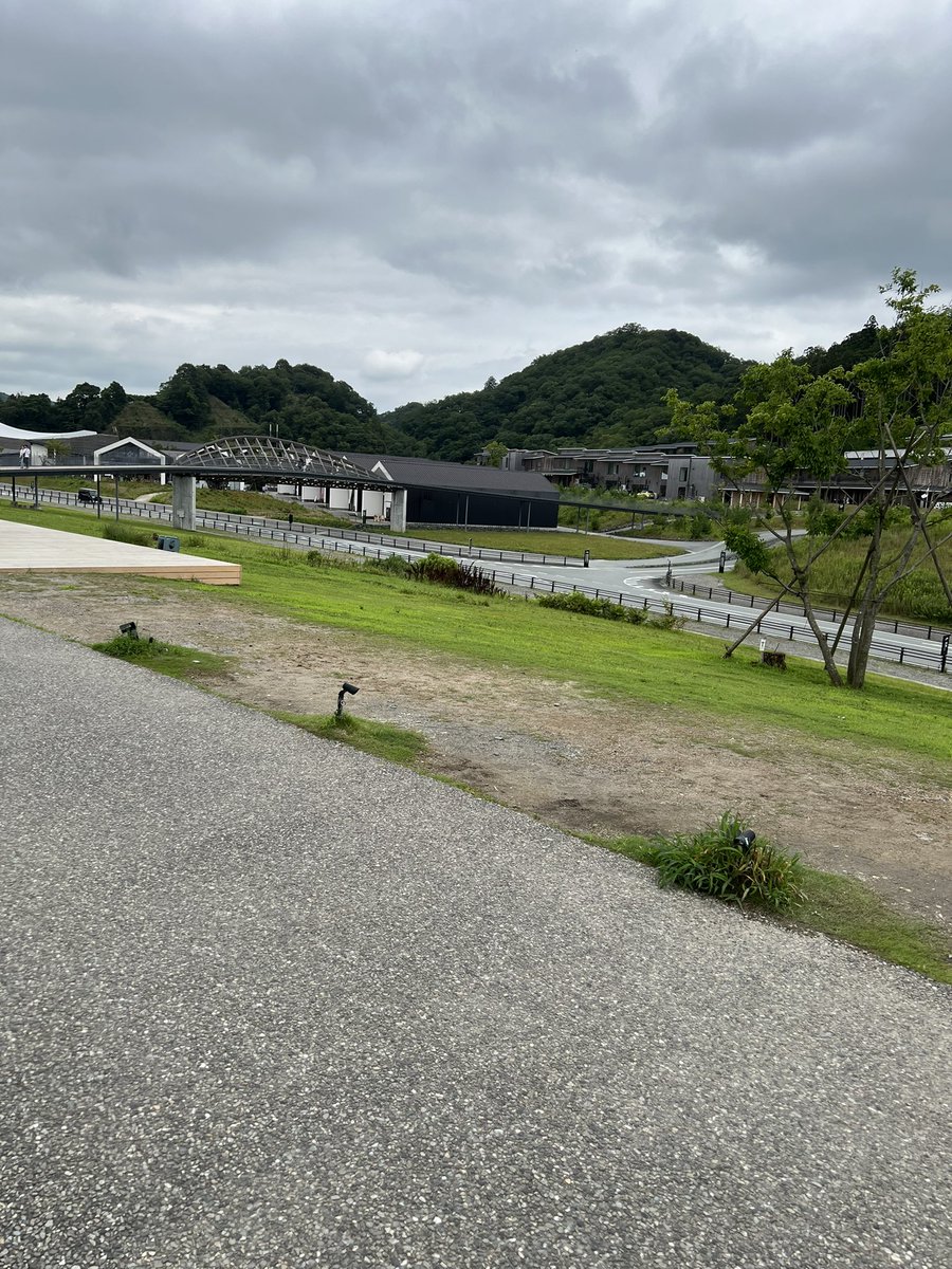 RbwSho's tweet photo. 今日はオジサン４人ツーリングで鳥焼肉

そのあとVISONへ行って来た。　

駐車場帰って来たらバイクがパンクしてて
最悪でした( ´ Å ` ; ) ｱﾊﾊ…
保険ロードサービスで自宅まで運んでもらえたけど…
走行中じゃ無かったのが不幸中の幸いでした。 https://t.co/OS0r3PU3Sj