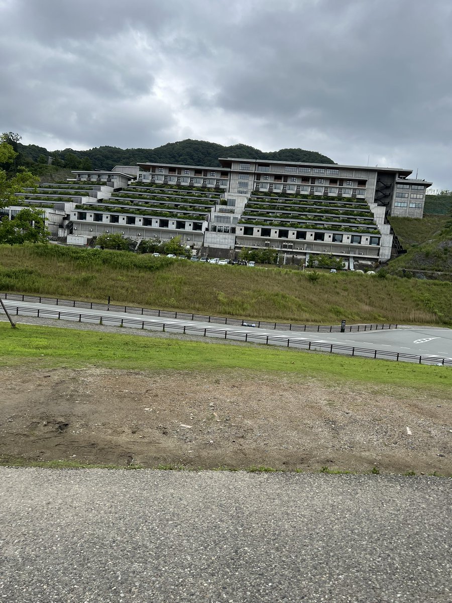 RbwSho's tweet photo. 今日はオジサン４人ツーリングで鳥焼肉

そのあとVISONへ行って来た。　

駐車場帰って来たらバイクがパンクしてて
最悪でした( ´ Å ` ; ) ｱﾊﾊ…
保険ロードサービスで自宅まで運んでもらえたけど…
走行中じゃ無かったのが不幸中の幸いでした。 https://t.co/OS0r3PU3Sj