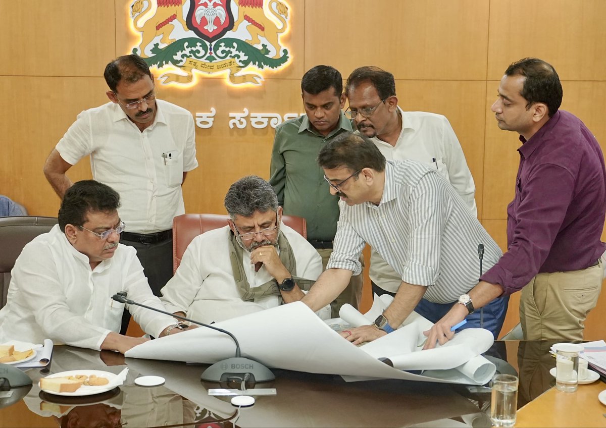 CMofKarnataka's tweet photo. ಬೆಂಗಳೂರಿನ ಸಮೀಪದಲ್ಲಿ ಎರಡನೇ ಅಂತಾರಾಷ್ಟ್ರೀಯ ವಿಮಾನ ನಿಲ್ದಾಣ ನಿರ್ಮಾಣ ಮಾಡುವ ವಿಷಯಕ್ಕೆ ಸಂಬಂಧಿಸಿದಂತೆ ಇಂದು ವಿಧಾನಸೌಧದ ಸಮಿತಿ ಕೊಠಡಿಯಲ್ಲಿ ಮುಖ್ಯಮಂತ್ರಿ ಶ್ರೀ @DKShivakumar ಅವರು ಉನ್ನತ ಮಟ್ಟದ ಸಭೆ ನಡೆಸಿದರು.

ಈ ವೇಳೆ ಸಚಿವರಾದ ಎಂ. ಬಿ. ಪಾಟೀಲ್, ಮುಖ್ಯ ಕಾರ್ಯದರ್ಶಿ ಡಾ. ಶಾಲಿನಿ ರಜನೀಶ್, ಅಪರ ಮುಖ್ಯ ಕಾರ್ಯದರ್ಶಿ ತುಷಾರ್ ಗಿರಿನಾಥ್, ರಿತೇಶ್ ಕುಮಾರ್ ಸಿಂಗ್, ಆರ್ಥಿಕ ಸಲಹೆಗಾರರಾದ ಎಲ್. ಕೆ. ಅತೀಕ್ ಮತ್ತಿತರರು ಉಪಸ್ಥಿತರಿದ್ದರು.