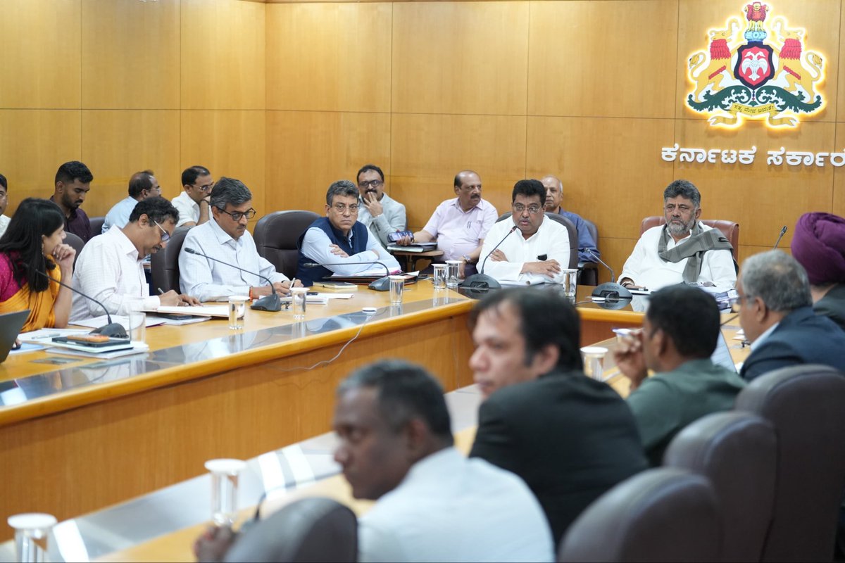 CMofKarnataka's tweet photo. ಬೆಂಗಳೂರಿನ ಸಮೀಪದಲ್ಲಿ ಎರಡನೇ ಅಂತಾರಾಷ್ಟ್ರೀಯ ವಿಮಾನ ನಿಲ್ದಾಣ ನಿರ್ಮಾಣ ಮಾಡುವ ವಿಷಯಕ್ಕೆ ಸಂಬಂಧಿಸಿದಂತೆ ಇಂದು ವಿಧಾನಸೌಧದ ಸಮಿತಿ ಕೊಠಡಿಯಲ್ಲಿ ಮುಖ್ಯಮಂತ್ರಿ ಶ್ರೀ @DKShivakumar ಅವರು ಉನ್ನತ ಮಟ್ಟದ ಸಭೆ ನಡೆಸಿದರು.

ಈ ವೇಳೆ ಸಚಿವರಾದ ಎಂ. ಬಿ. ಪಾಟೀಲ್, ಮುಖ್ಯ ಕಾರ್ಯದರ್ಶಿ ಡಾ. ಶಾಲಿನಿ ರಜನೀಶ್, ಅಪರ ಮುಖ್ಯ ಕಾರ್ಯದರ್ಶಿ ತುಷಾರ್ ಗಿರಿನಾಥ್, ರಿತೇಶ್ ಕುಮಾರ್ ಸಿಂಗ್, ಆರ್ಥಿಕ ಸಲಹೆಗಾರರಾದ ಎಲ್. ಕೆ. ಅತೀಕ್ ಮತ್ತಿತರರು ಉಪಸ್ಥಿತರಿದ್ದರು.