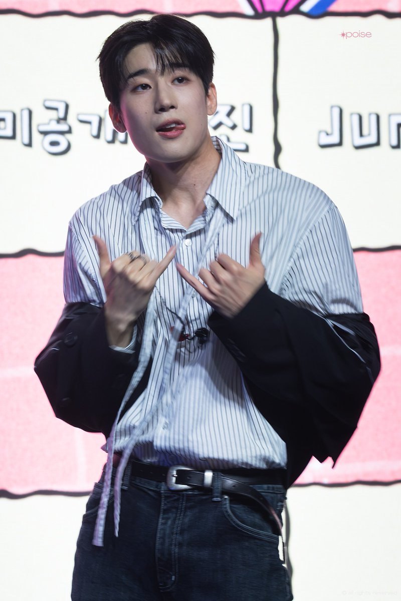 poise_hsw's tweet photo. 260620 MY W∞RLD 2부 ✴ 𝐇𝐐

─ ࣪˖  ࣪ 🔥 𝗗𝗢𝗠𝗔 𝗗𝗢𝗠𝗔 🔥 ⊹ ࣪ ˖ ─

#한승우 #HANSEUNGWOO
#MY_WooRLD 💞 https://t.co/RTpGzcLT2G