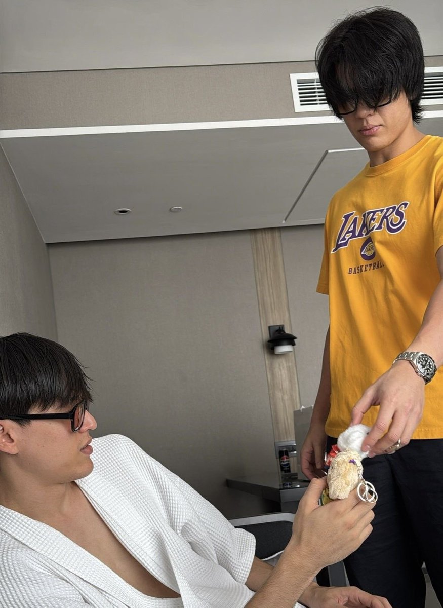 Ezz4prezz's tweet photo. Remember when Joss brought Gawin a gift from his solo event? Not because he had to, but because he thought of him 😭😭😭 https://t.co/KdSJK72Uu7