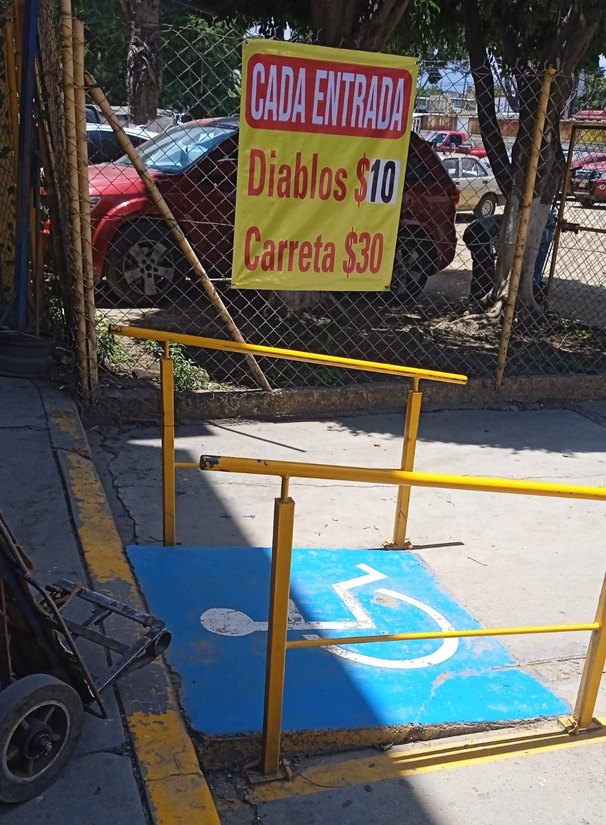 rojasayuzo's tweet photo. El cobro de piso en #Oaxaca se ha institucionalizado 

​Por: Ernesto Rojas Ayuzo 

#​ASAEO y Noé Jara: delincuentes extorsionadores que se apoderaron de sindicatos cuyos líderes fueron asesinados. 

¿Quién frenará a esta mafia? 

​Lo que por años se susurró con miedo en Oaxaca, hoy ya tiene sello, firma y hasta tarifa fija. 

Ya no se esconden en la sombra ni mandan mensajeros discretos; ahora la extorsión viene con logotipo, membrete y un grupo de cobradores armados. 

​El colmo del descaro es que el «cobro de piso» en Oaxaca ya se institucionalizó, disfrazado de cuotas sindicales o «anticipos mensuales» bajo el cobijo de la ASAEO (Alianza de Sindicatos y Asociaciones del Estado de Oaxaca), dirigida por @noejaracruz. 

A este personaje se le ha vinculado con líderes del transporte que han sido asesinados justo después de pactar acuerdos y tomarse la foto con él. 

Basta recordar cómo, tras cada homicidio de líderes sindicales, la pega de calcomanías de la ASAEO funciona como corona funeraria y mensaje de advertencia para los gremios transportistas, quienes se preguntan: ¿quién será el próximo? 

​A través de redes sociales circula un papel que habla por sí solo: 18 mil pesos mensuales de anticipo, limpios de polvo y paja, por cuatro miserables cajones en la zona de la central camionera para taxis foráneos. 

Ahora imagine la suma por 300 cajones de estacionamiento de taxis foráneos, exentos de impuestos, más la aportación que deben hacer los mototaxistas de Valles Centrales y de cada puesto callejero, es una suma de varios millones de pesos en efectivo. 

A esto se suma la extorsión que Noé Jara cobra cada mes —un millón de pesos en efectivo— al municipio de Oaxaca de Juárez por «controlar» a estos gremios y evitar que causen protestas. 

​Bajo el mando de Noé Jara, este sindicato ha dejado de operar como una organización de trabajadores para convertirse, a ojos de cualquiera con dos dedos de frente, en una maquinaria implacable de extorsión y blanqueo de dinero. 

También se perfila como el brazo operativo, y quizá armado, para las próximas elecciones; un negocio que parece no tener fin a menos que, como ha ocurrido con muchos sindicatos, el dirigente sea ejecutado. 

​Es un secreto a voces que si no pagas, no trabajas; y si te pones al brinco, te quitan tu espacio y hasta la vida. 

Millones de pesos fluyen cada mes hacia los bolsillos de Noé Jara, sangrando al comerciante de a pie, al transportista que se la parte desde la madrugada y al oaxaqueño que solo busca ganarse la vida legítimamente. 

Mientras tanto, Oaxaca se hunde entre la inseguridad, la basura y el control absoluto de líderes que se sienten intocables. 

​La pregunta que cala hondo entre los afectados y que nadie en el gobierno parece querer responder es clara: ¿Quién diablos le va a poner un alto a este delincuente? 

​Porque ver un recibo de «cobro de piso» formalizado con el sello de un sindicato adherido a las altas esferas políticas no es solo una burla a la ley; es una bofetada en la cara para las autoridades judiciales y estatales que miran hacia otro lado. 

Si la justicia en Oaxaca sigue cruzada de brazos ante pruebas tan descaradas, el mensaje es devastador: aquí la mafia manda y el ciudadano trabajador paga.