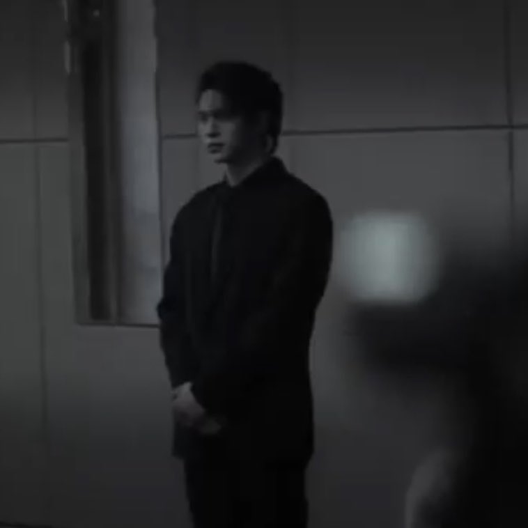 jakraptrv's tweet photo. ini mah… forbidden love gak sih? si williamnya tuh body guard gitu? liat dia berdiri di samping dengan sikap gitu.. fix bodyguard?? makanya lagunya sedih… ATAU INI FREEN JADI UBI GITU.. kek apa gimana tapi ini forbidden love sih fix 

#FlashbackWilliamjkp 
#williamjkp https://t.co/2E2CiVYeWq