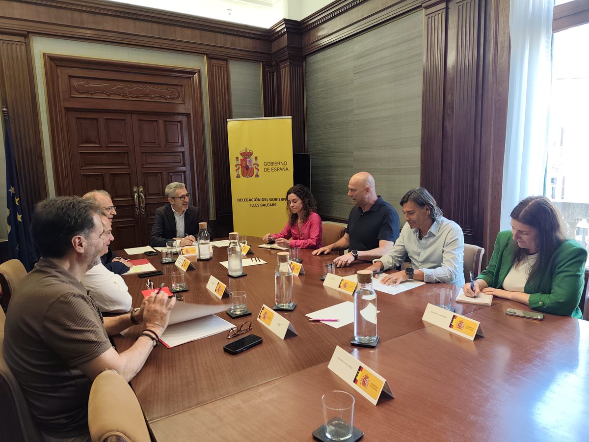 CSIF_BALEARES's tweet photo. El presidente de @CSIF_BALEARES Luis Apolinar y el responsable del sector Justicia Juan Luis Morata se reúnen en Palma con el ministro de Hacienda
👏 Tras lograr el aumento de la indemnización por residencia, instamos al Gobierno a negociar compensaciones mejores y más justas. https://t.co/xXJNWUj72F