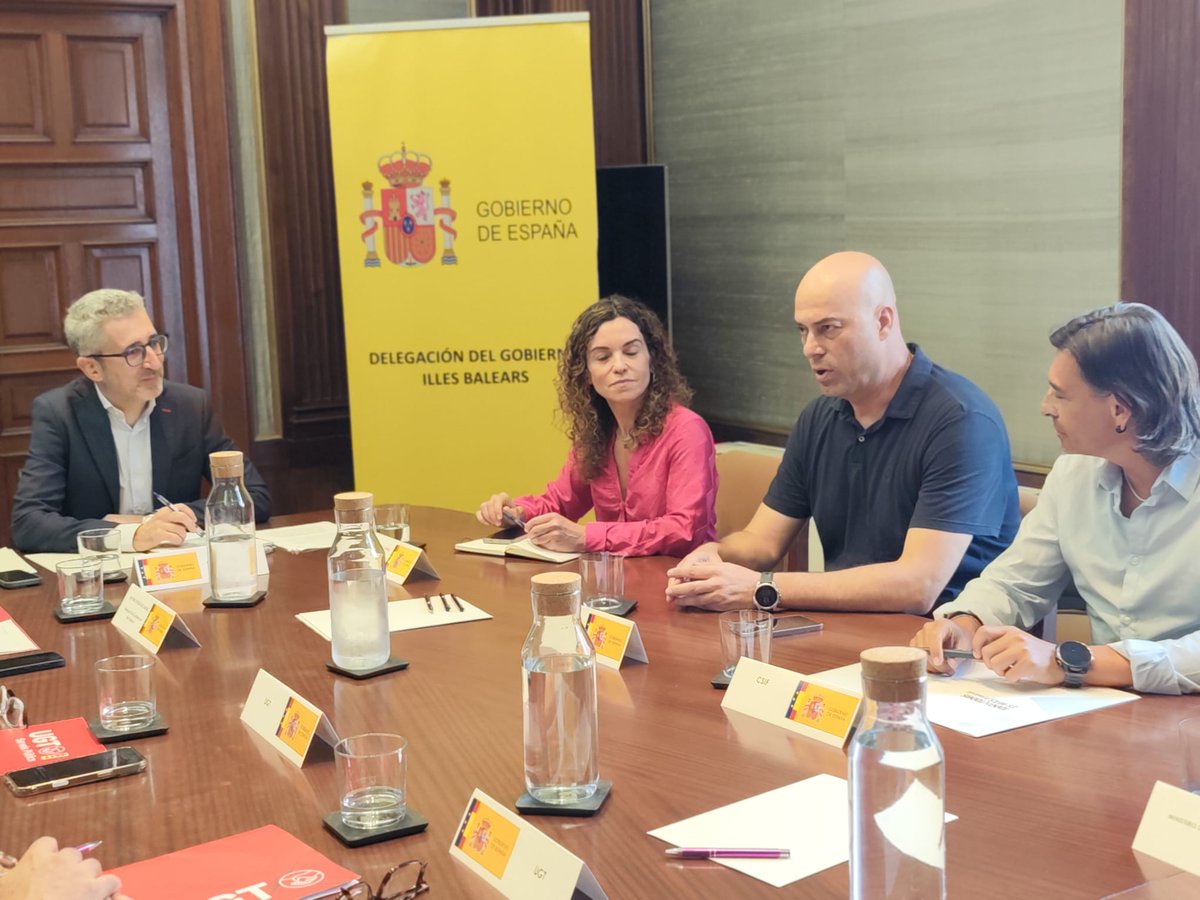 CSIF_BALEARES's tweet photo. El presidente de @CSIF_BALEARES Luis Apolinar y el responsable del sector Justicia Juan Luis Morata se reúnen en Palma con el ministro de Hacienda
👏 Tras lograr el aumento de la indemnización por residencia, instamos al Gobierno a negociar compensaciones mejores y más justas. https://t.co/xXJNWUj72F
