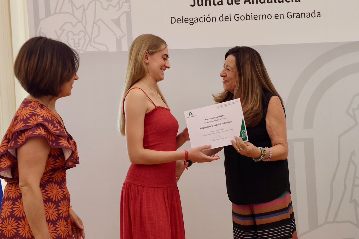 JuntaGranada's tweet photo. La consejera de @EducaAnd, @MC_CastilloMena, junto al delegado del Gobierno, @agranados6957, y la delegada territorial @MariaJoseBaza, reciben a Ana Mancera Lidueña, alumna del IES Mariana Pineda que ha obtenido la mejor nota de Andalucía en la Prueba de Acceso a la Universidad https://t.co/C5vSupTXuz