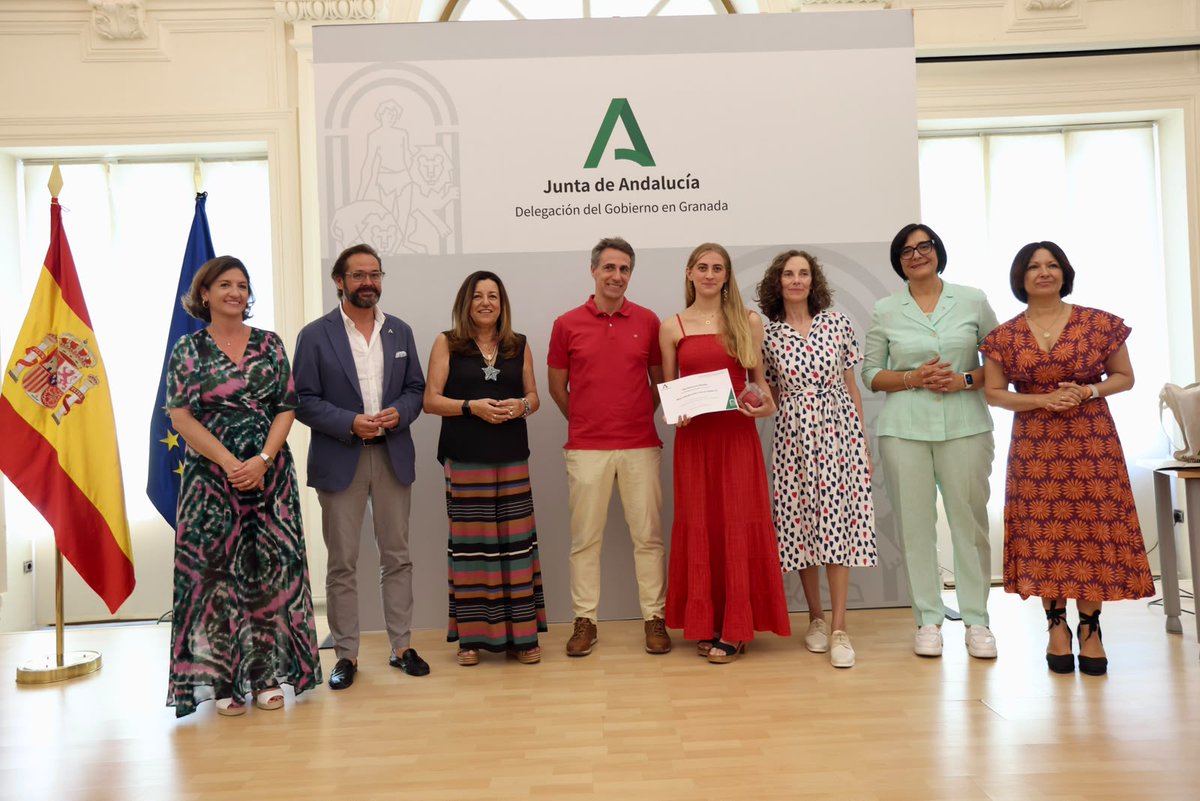 JuntaGranada's tweet photo. La consejera de @EducaAnd, @MC_CastilloMena, junto al delegado del Gobierno, @agranados6957, y la delegada territorial @MariaJoseBaza, reciben a Ana Mancera Lidueña, alumna del IES Mariana Pineda que ha obtenido la mejor nota de Andalucía en la Prueba de Acceso a la Universidad https://t.co/C5vSupTXuz