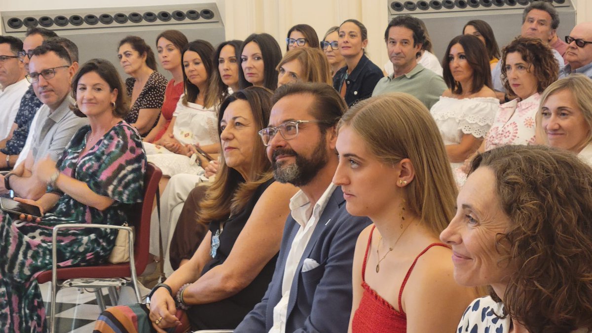 JuntaGranada's tweet photo. La consejera de @EducaAnd, @MC_CastilloMena, junto al delegado del Gobierno, @agranados6957, y la delegada territorial @MariaJoseBaza, reciben a Ana Mancera Lidueña, alumna del IES Mariana Pineda que ha obtenido la mejor nota de Andalucía en la Prueba de Acceso a la Universidad https://t.co/C5vSupTXuz